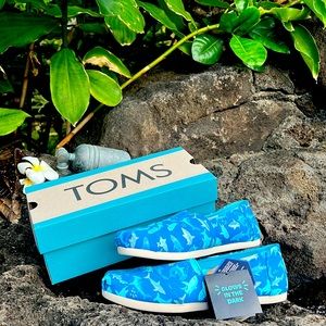 Toms Deep Sea Blue Glow in the Dark Shark Frenzy Print. Size 7.5